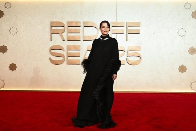 الأسود يسيطر على إطلالات النجمات في مهرجان البحر الأحمر السينمائي