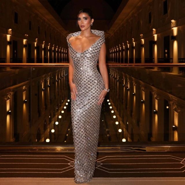 مي عمر وريم سامي تخطفان الأنظار ببريق معدني على السجادة الحمراء في مهرجان البحر الأحمر