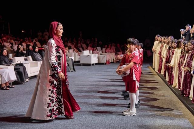 تناغم الأبيض والبوردو: إطلالة الشيخة موزة في الفعالية الموسيقية القطرية