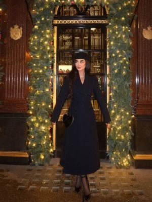 نور الغندور تتألق بمعطف Alaïa الأسود… إطلالة شتوية بلمسات مَلكية