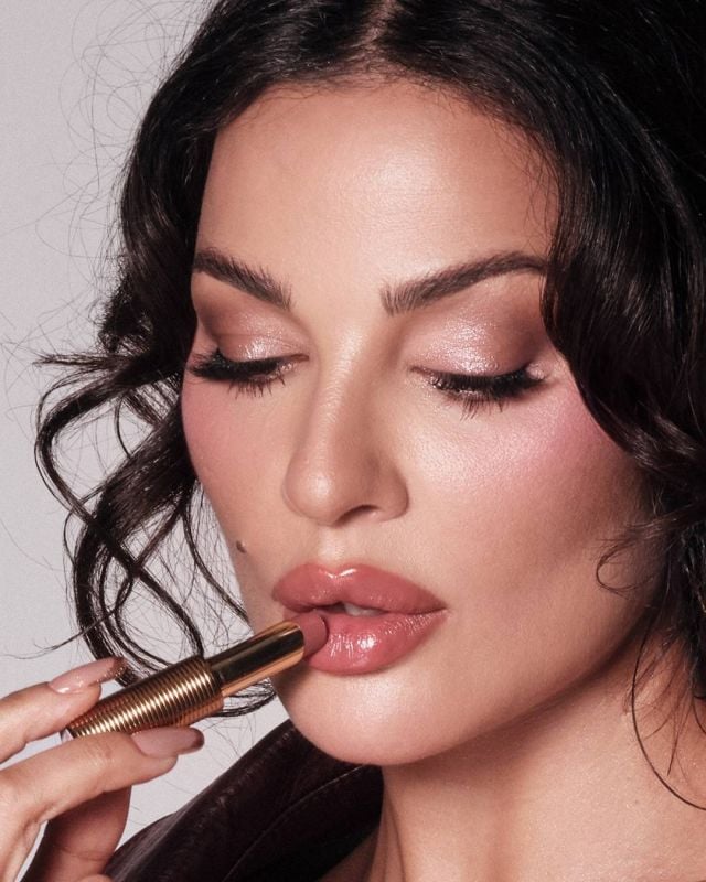 مكياج بألوان ملفتة لنادين نسيب نجيم 