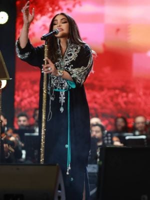  أحلام الشامسي بأحدث إطلالة: ثوب شرقي مطرّز بتفاصيل فضّية راقية