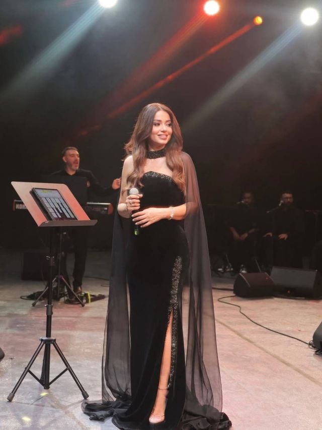 رحمة رياض بالفستان الأسود مع الكاب الشيفون