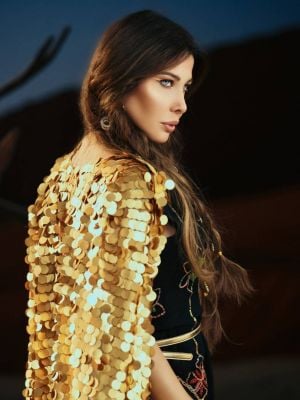 نانسي عجرم تتألق بإطلالة احتفالية بالأسود والذهبي