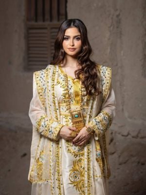 إطلالات شرقية ساحرة للاحتفاء باليوم الوطني البحريني: الأصفر عنوان الفخر