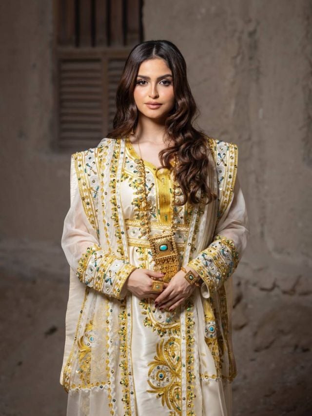 إطلالات شرقية ساحرة للاحتفاء باليوم الوطني البحريني: الأصفر عنوان الفخر