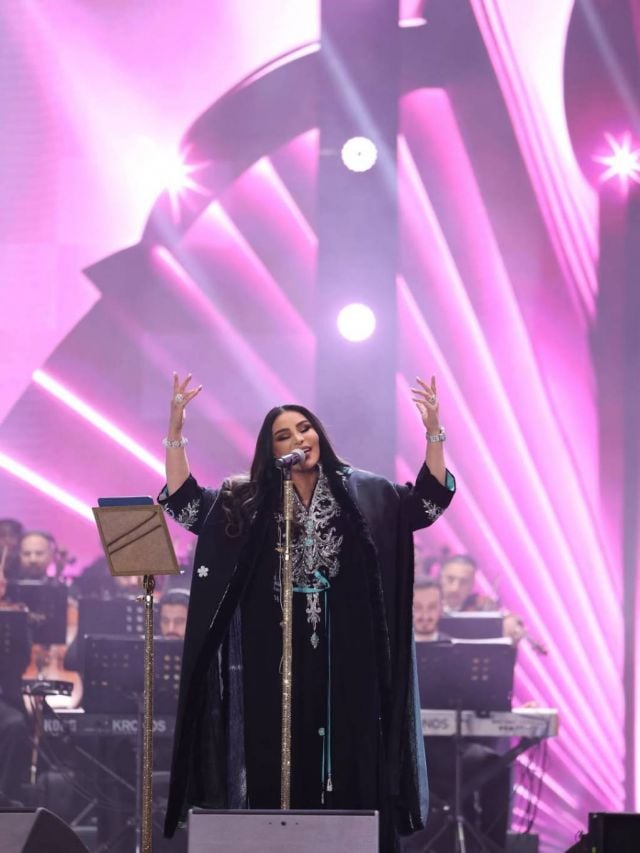 أحلام تبرز رقي الموضة الشرقية بثوب مطرّز يدوياً 