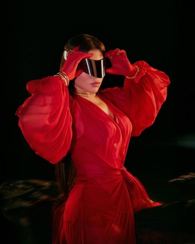 إطلالة حمراء جريئة تعكس توقيع هيفاء وهبي الخاص