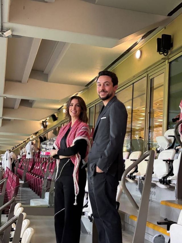 الكوفية الأردنية تزيّن إطلالة الأميرة رجوة الحسين في قطر