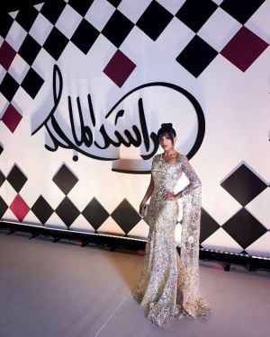 مهيرة عبد العزيز تلفت الأنظار بفستان ذهبي مطرز