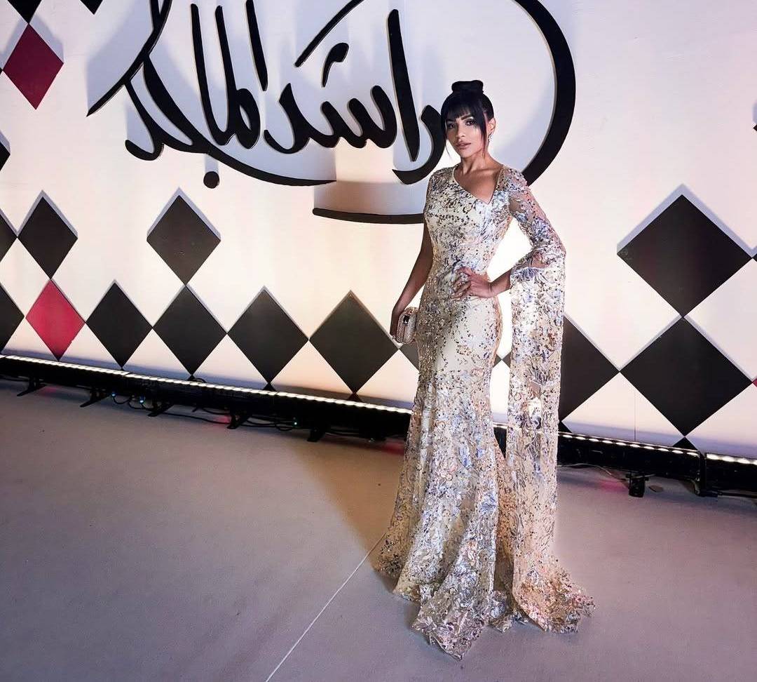 مهيرة عبد العزيز تلفت الأنظار بفستان ذهبي مطرز