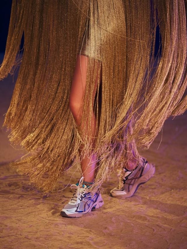 نانسي عجرم بموضة الشراريب مع الحذاء الرياضي