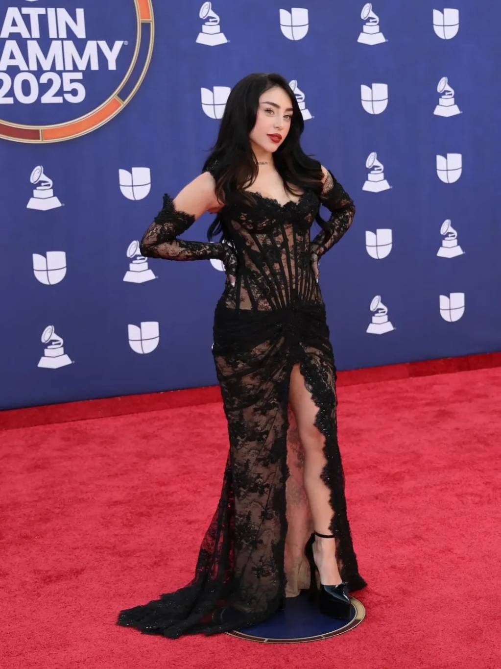 نيكي نيكول تختار جرأة الدانتيل الأسود بعد انفصالها عن لامين يامال 