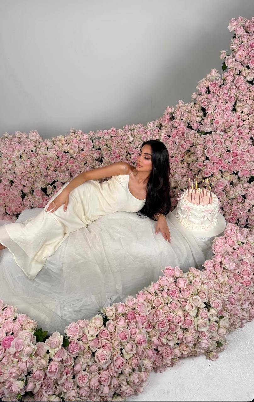 إطلالة نور الغندور في عيد ميلادها… نعومة الساتان وأناقة الحضور