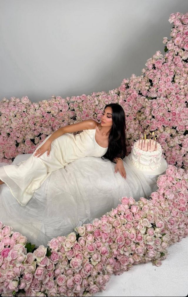 إطلالة نور الغندور في عيد ميلادها… نعومة الساتان وأناقة الحضور