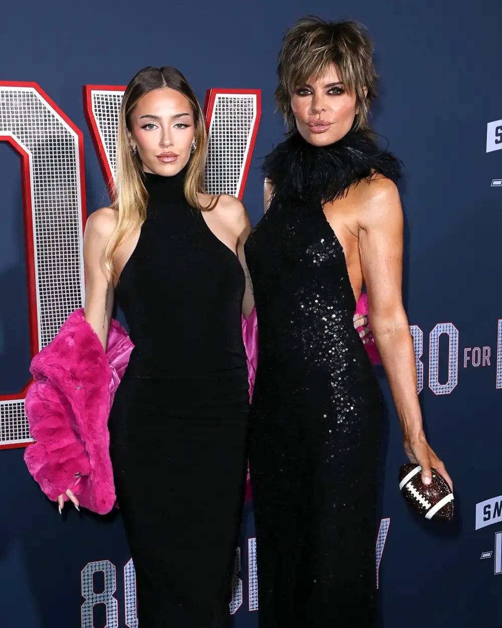 دليلة بفستان الفتحات بعد 30 عاماً من إطلالة والدتها ليزا رينا به