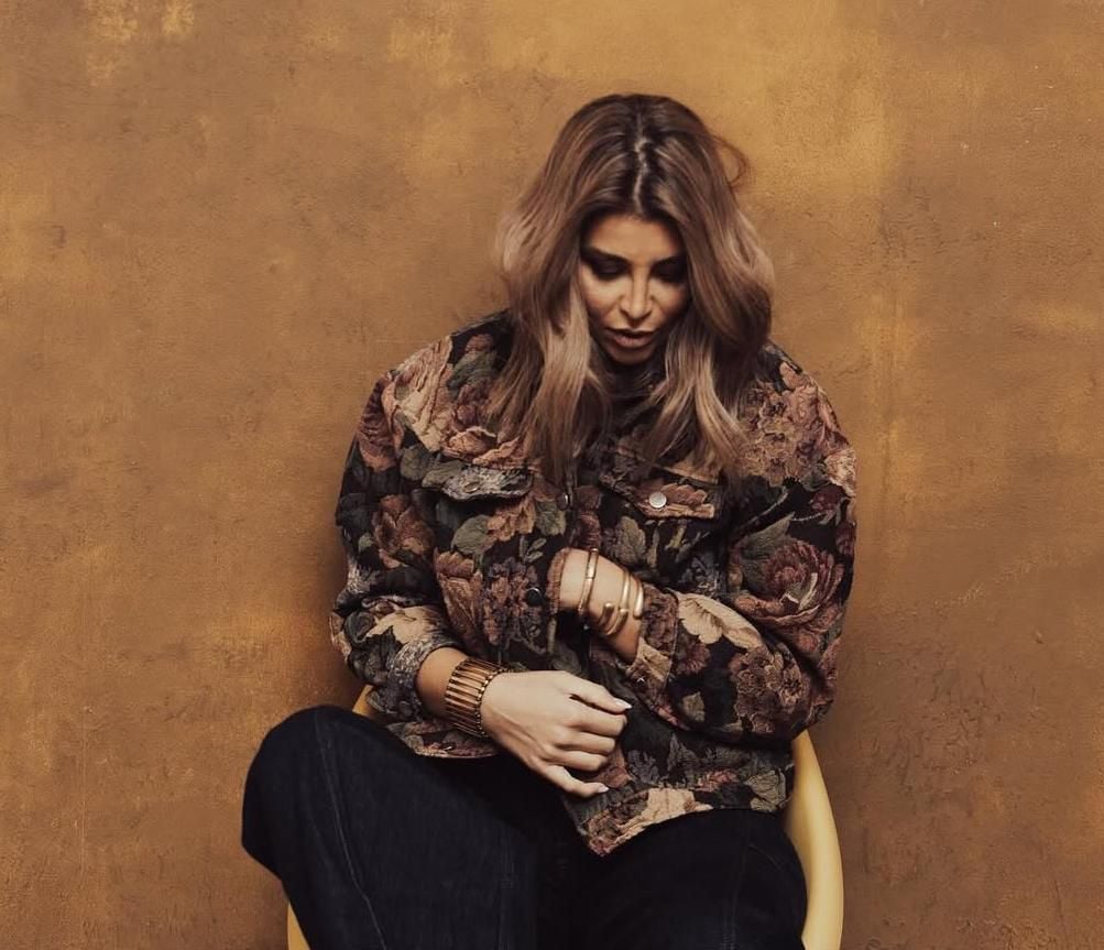 نور علي… جاكيت مطبّعة بألوان خريفية دافئة نور علي… جاكيت مطبّعة بألوان خريفية دافئة