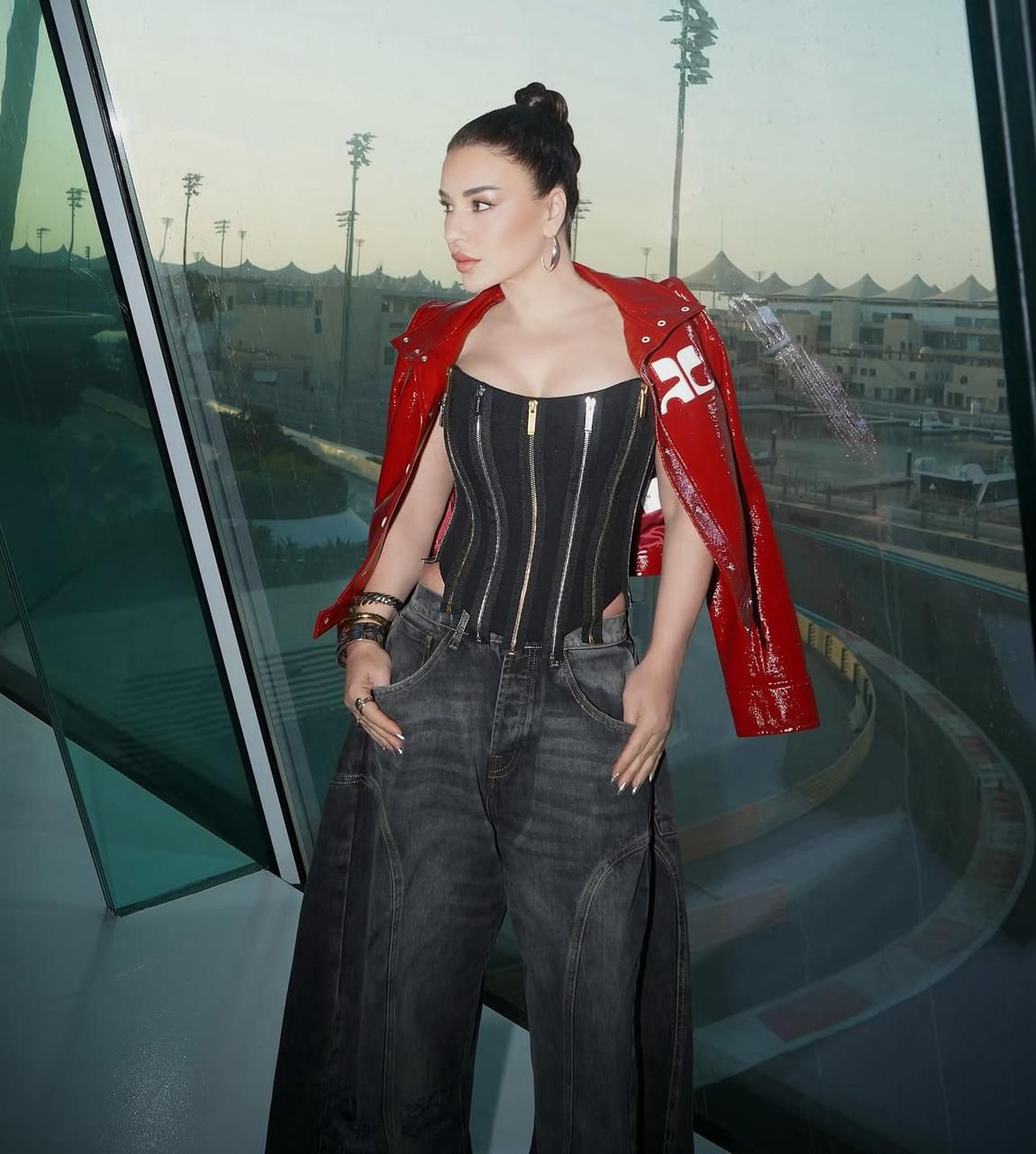 ماغي بو غصن… لمعة الأحمر الجلدي ماغي بو غصن… لمعة الأحمر الجلدي