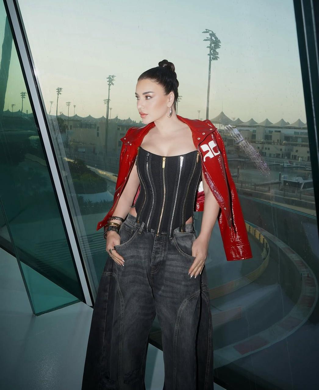 ماغي بو غصن بجاكيت جلدي لماع باللون الأحمر 