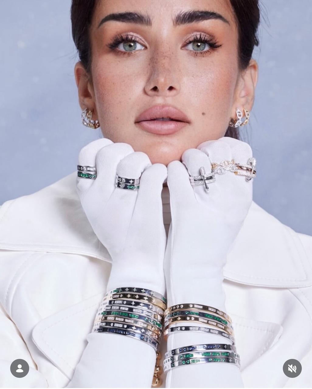 هنا الزاهد تعتمد المجوهرات المكدسة في لوك Futuristic Style هنا الزاهد تعتمد المجوهرات المكدسة في لوك Futuristic Style