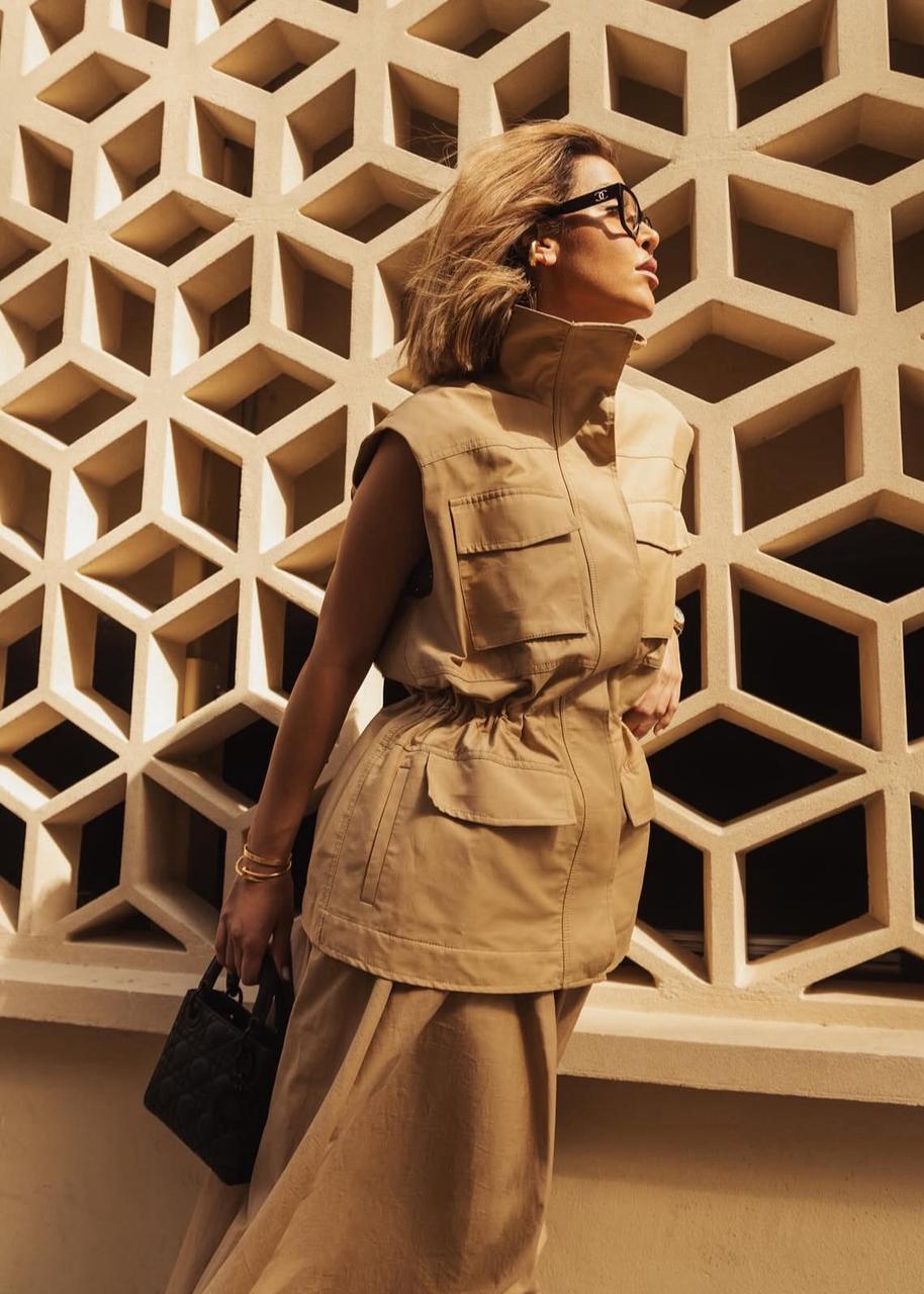 نور علي تتألق بإطلالة بيج محايدة وقصّات هندسية مستقبلية نور علي تتألق بإطلالة بيج محايدة وقصّات هندسية مستقبلية