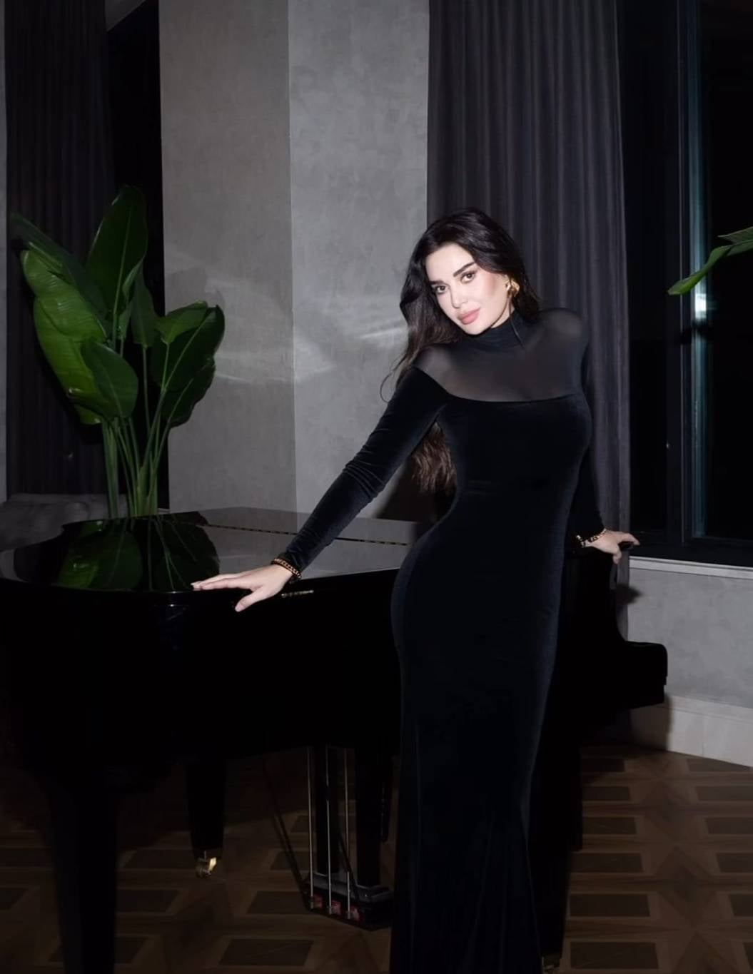 سيرين عبد النور  ساحرة بالمخمل الأسود من Elisabetta Franchi