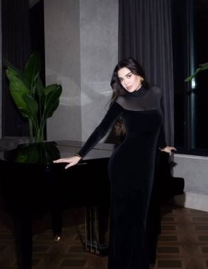 سيرين عبد النور  ساحرة بالمخمل الأسود من Elisabetta Franchi