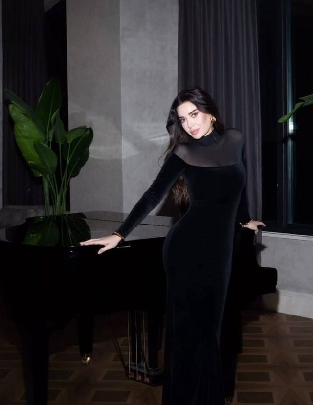 سيرين عبد النور  ساحرة بالمخمل الأسود من Elisabetta Franchi