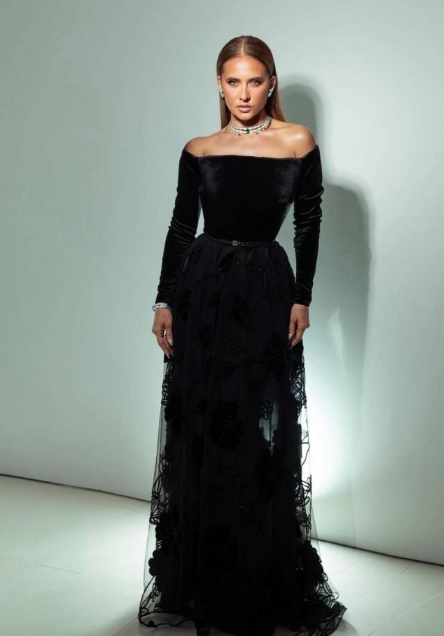 نيللي كريم بفستان من المخمل بقصة 