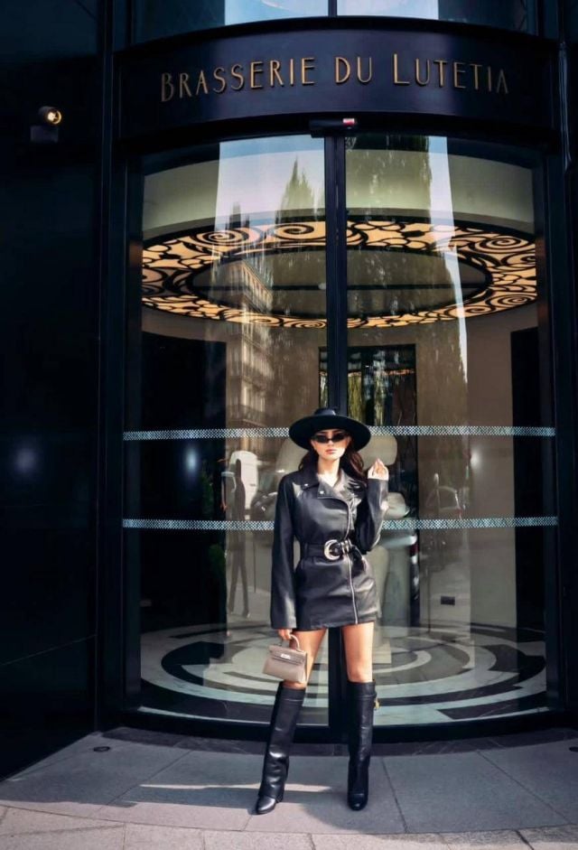 مي عمر بفستان المعطف القصير مع البوت العالي