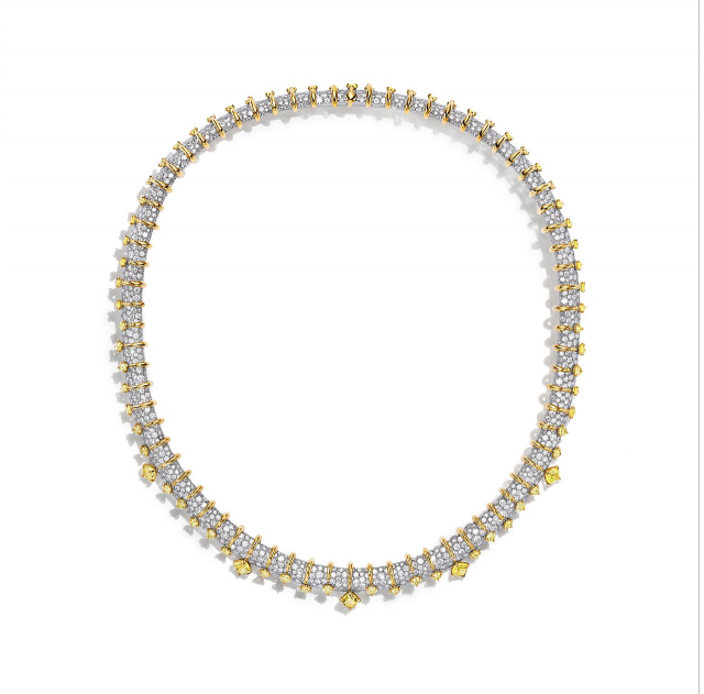 عقد من مجموعة مجوهرات 