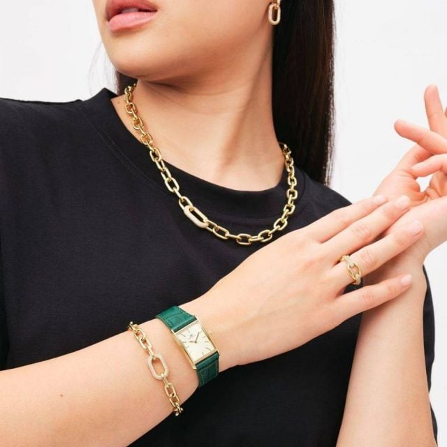 الأخضر الفخم... ساعات تنبض بالحيوية والأناقة