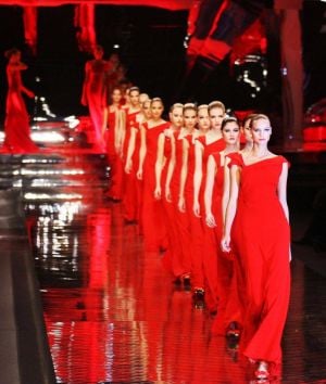 الفستان الأحمر: أيقونة الأعياد وأناقة خالدة