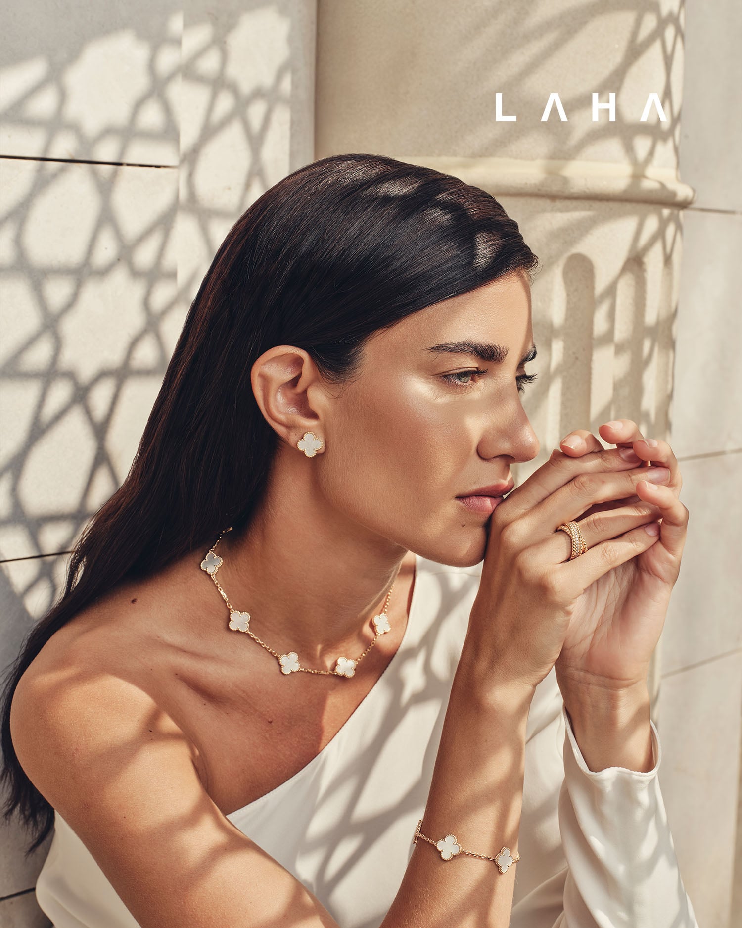 أقراط فينتاج ألامبرا مصنوعة من الذهب الأصفر عيار 18 قيراطاً ومزيّنة بعرق اللؤلؤ الأبيض، عقد فينتاج ألامبرا من 10 حلي زخرفية، مصنوع من الذهب الأصفر عيار 18 قيراطاً ومزيّن بعرق اللؤلؤ الأبيض، سوار فينتاج ألامبرا مكوّن من 5 حلي زخرفية، مصنوع من الذهب الأصفر عيار 18 قيراطاً ومزيّن بعرق اللؤلؤ الأبيض، خاتم بيرليه ديامندز ديو مصنوع من الذهب الأصفر عيار 18 قيراطاً ومرصّع بالماس الدائري من فان كليف أند آربلز  توب من Valentino