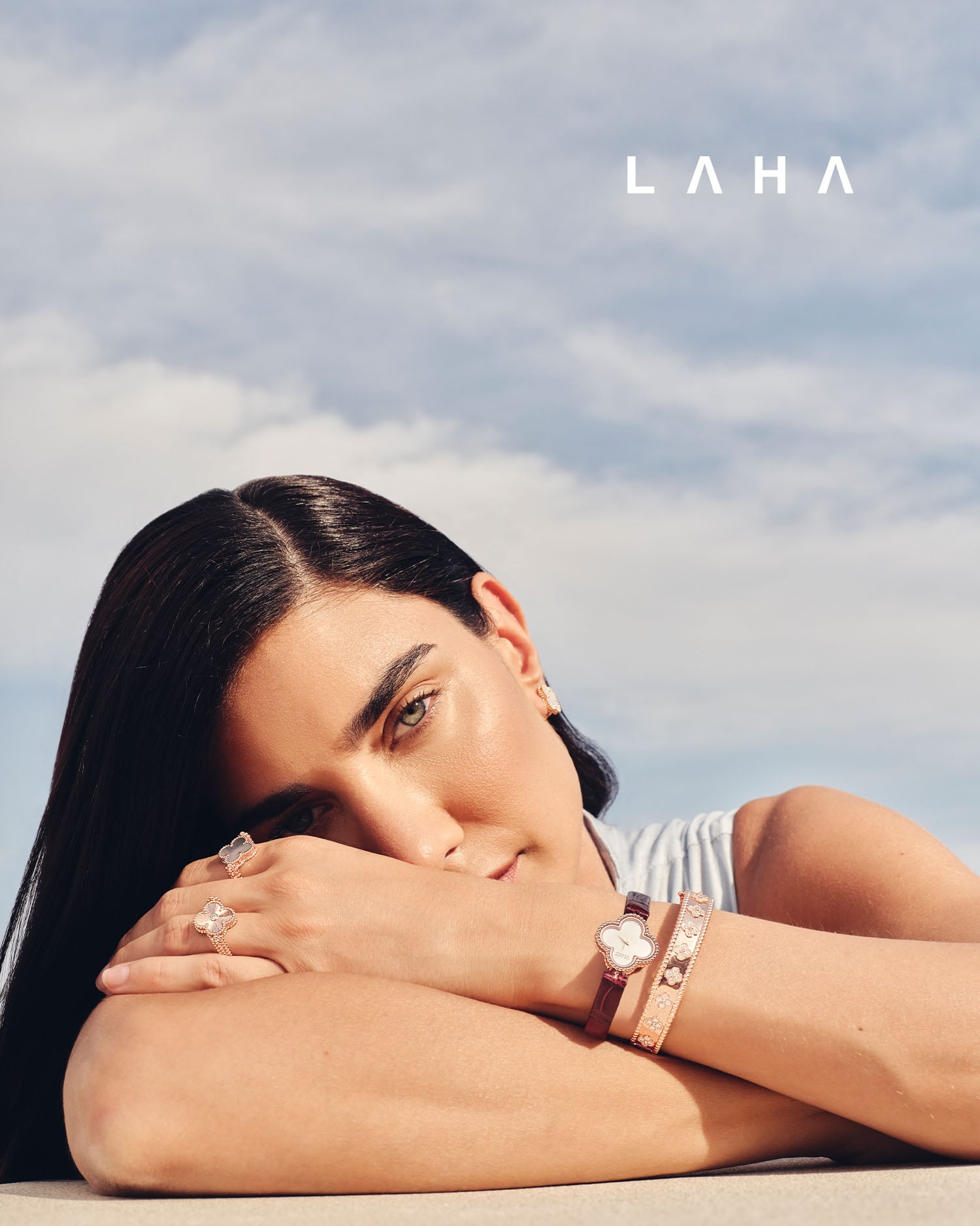 خاتم فينتاج ألامبرا القابل للارتداء على الوجهين، مصنوع من الذهب الوردي عيار 18 قيراطاً بزخرفة غيوشيه، مع ذهب وردي ومرصّع بالماس، خاتم فينتاج ألامبرا القابل للارتداء على الوجهين، مصنوع من الذهب الوردي عيار 18 قيراطاً بزخرفة غيوشيه، مع عرق اللؤلؤ الرمادي، ساعة سويت الامبرا مع هيكل مربع قياس 22.7 × 22.7 ملم من الذهب الوردي عيار 18 قيراطاً، وإطار من الذهب الوردي عيار 18 قيراطاً، ووجه ساعة من عرق اللؤلؤ الأبيض، وسوار قابل للتبديل من جلد التمساح اللامع باللون العنّابي الداكن، مع مشبك دبوس قابل للتبديل من الذهب الوردي عيار 18 قيراطاً، وتعمل بآلية حركة كوارتز، سوار بيرليه كلوفرز مصنوع من الذهب الوردي عيار 18 قيراطاً، مرصّع بالماس الدائري، الموديل الصغير من فان كليف أند آربلز  توب من CHATS By C.DAM