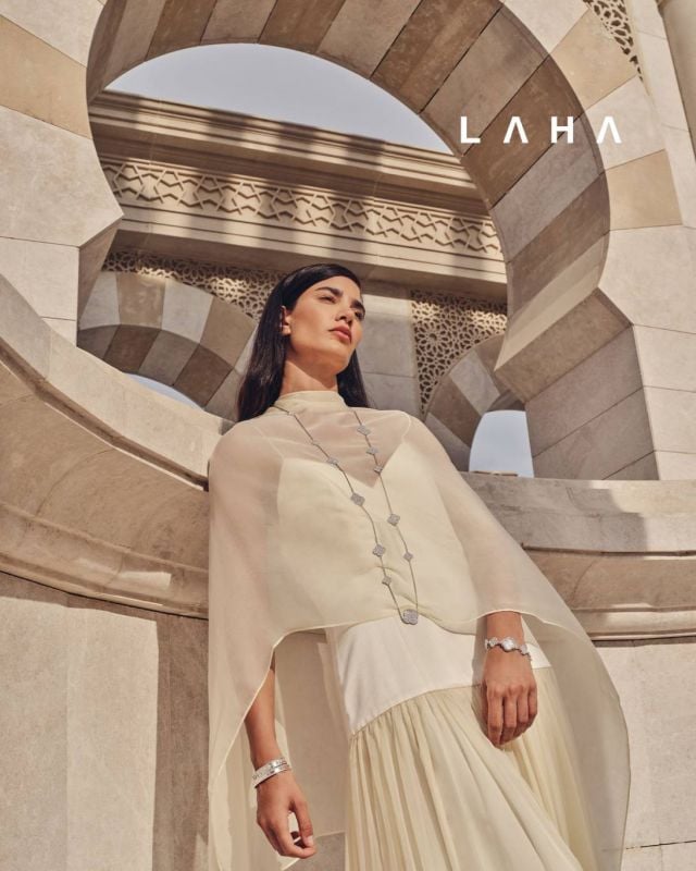 عقد ماجيك ألامبرا الطويل، مكوّن من 16 حلية زخرفية، مصنوع من الذهب الأبيض عيار 18 قيراطاً مطليّ بالروديوم، ومرصّع بالماس الدائري، سوار بيرليه كلوفرز مصنوع من الذهب الأبيض عيار 18 قيراطاً مطليّ بالروديوم، مرصّع بالماس الدائري، الموديل المتوسط، سوار بيرليه سيغنتشر مصنوع من الذهب الأبيض عيار 18 قيراطاً مطليّ بالروديوم، الموديل المتوسط، ساعة سويت ألامبرا بهيكل مربع قياس 22.7 × 22.7 ملم من الذهب الأبيض عيار 18 قيراطاً مطليّ بالروديوم، وإطار من الذهب الأبيض عيار 18 قيراطاً مطليّ بالروديوم، ووجه ساعة من الذهب الأبيض عيار 18 قيراطاً مطليّ بالروديوم بزخرفة غيوشيه، وسوار من الذهب الأبيض عيار 18 قيراطاً مطليّ بالروديوم مرصّع بالماس الدائري وحجر الخلقيدونية، وتعمل بآلية حركة كوارتز سويسرية من فان كليف أند آربلز 

فستان ووشاح من OTTÉ The Label
