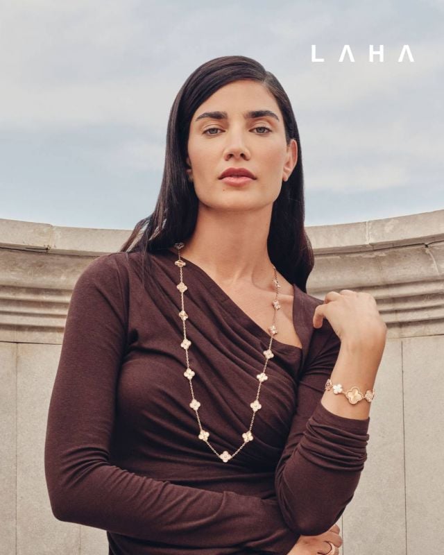 عقد فينتج ألامبرا الطويل، مكوّن من 20 حلية زخرفية، مصنوع من الذهب الأصفر عيار 18 قيراطاً بزخرفة غيوشيه، ومرصّع بالماس الدائري، ساعة سويت ألامبرا بهيكل مربع قياس 22.7 × 22.7 ملم من الذهب الأصفر عيار 18 قيراطاً، وإطار من الذهب الأصفر عيار 18 قيراطاً، ووجه ساعة من الذهب الأصفر عيار 18 قيراطاً بزخرفة غيوشيه، وسوار من الذهب الأصفر عيار 18 قيراطاً مرصّع بالماس الدائري وعرق اللؤلؤ الذهبي، خاتم بيرليه ديامندز ديو مصنوع من الذهب الأصفر عيار 18 قيراطاً، مرصّع بالماس الدائري من فان كليف أند آربلز 

توب وتنورة من NÓRA