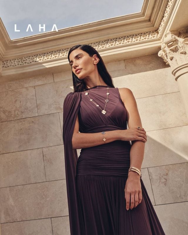 عقد ماجيك ألامبرا طويل قابل للتحويل، مكوّن من 15 حلية زخرفية، مصنوع من الذهب الوردي عيار 18 قيراطاً بزخرفة غيوشيه، ومزيّن بعرق اللؤلؤ الأبيض والرمادي، سوار بيرليه كلوفرز، مصنوع من الذهب الوردي عيار 18 قيراطاً، مرصّع بالماس الدائري، الموديل الصغير، سوار بيرليه سيغنتشر، مصنوع من الذهب الوردي عيار 18 قيراطاً، الموديل الصغير، خاتم فينتاج ألامبرا القابل للارتداء على الوجهين، مصنوع من الذهب الوردي عيار 18 قيراطاً بزخرفة غيوشيه، ومزيّن بعرق اللؤلؤ الرمادي والماس من فان كليف أند آربلز

فستان من Magda Butrym 