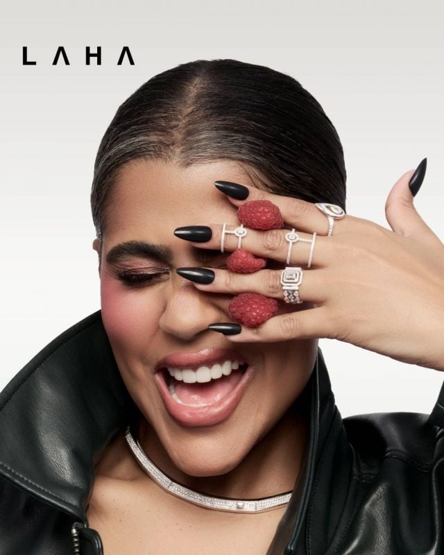 تيم الفلاسي تستعرض مجوهرات ميسيكا