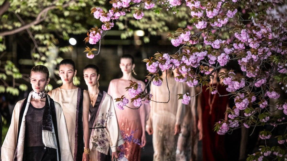 تألقي بالنقشة الوردية الأنيقة هذا الموسم