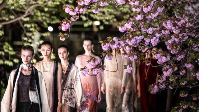 تألقي بالنقشة الوردية الأنيقة هذا الموسم