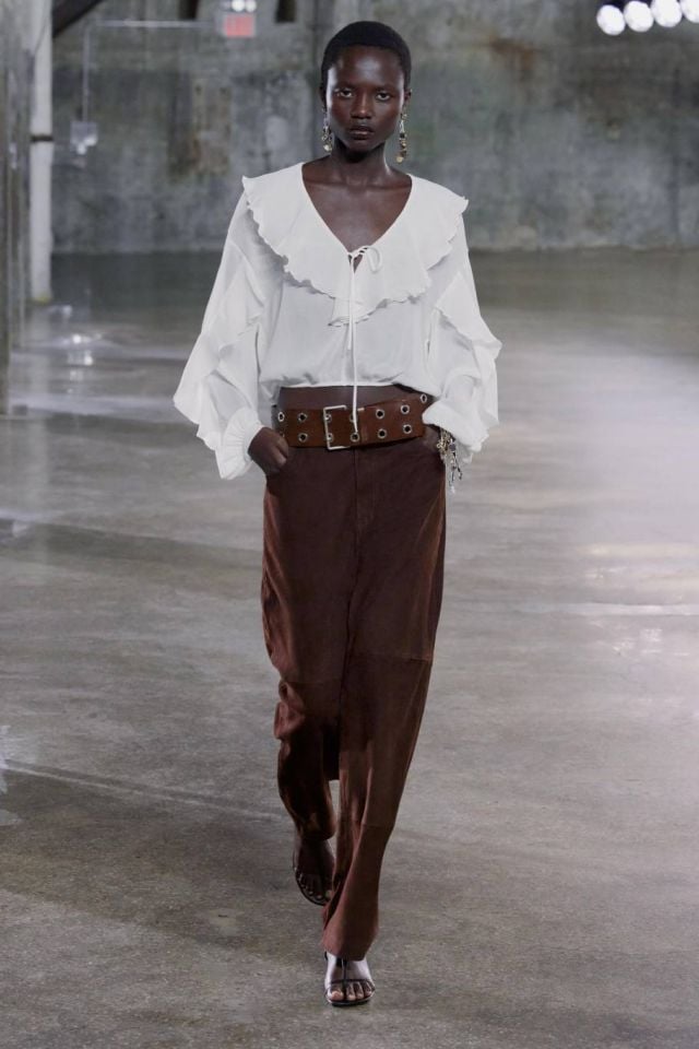 موضة القميص الأبيض