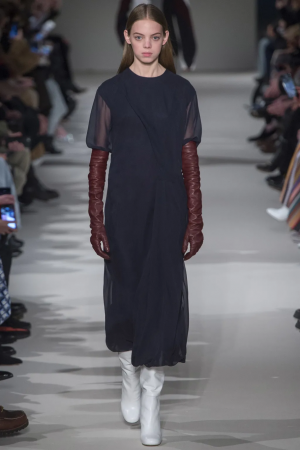 قفازات وحقائب تتناغم مع فساتين السهرة