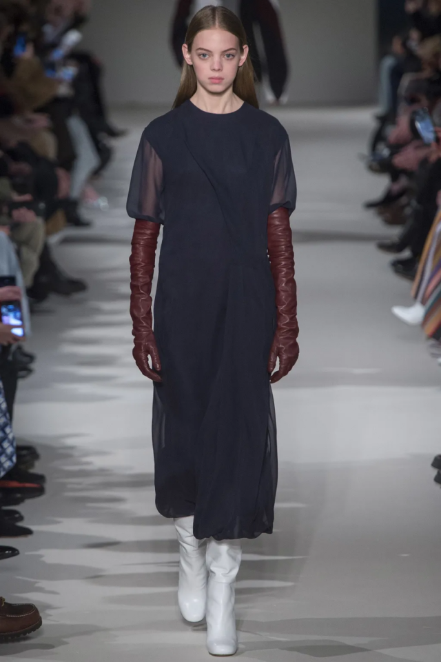 قفازات وحقائب تتناغم مع فساتين السهرة