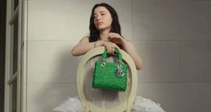 تألّقي بحقيبة lady dior clover الأنيقة