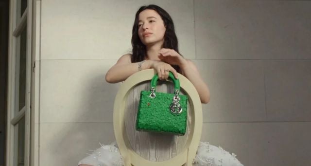 تألّقي بحقيبة lady dior clover الأنيقة