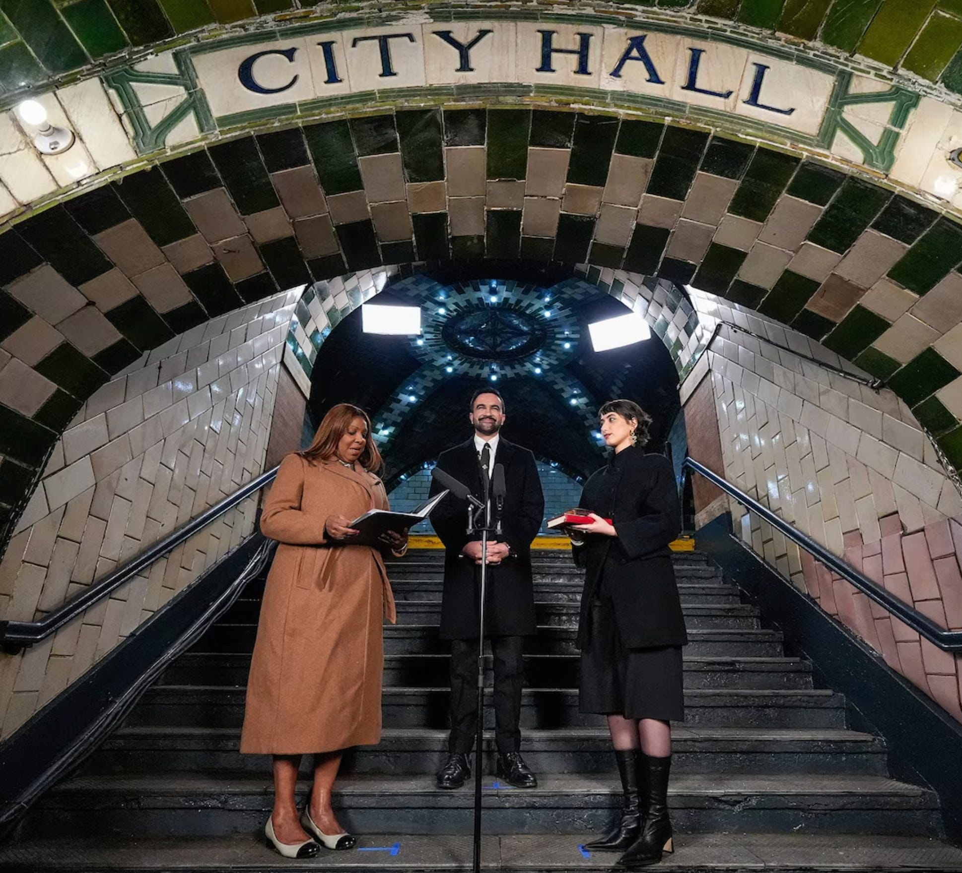 راما دواجى تحمل المصحف الذي أقسم عليه زهران مامداني