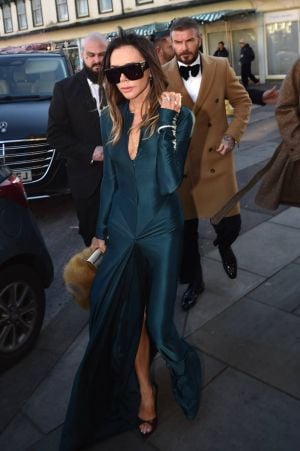 فيكتوريا بيكهام تتنافس بالموضة مع ابنتها هاربر في حفل زفاف صديقتها