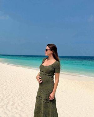 زين قطامي تتألق بفستان كاجوال من تصميم إيلي صعب 