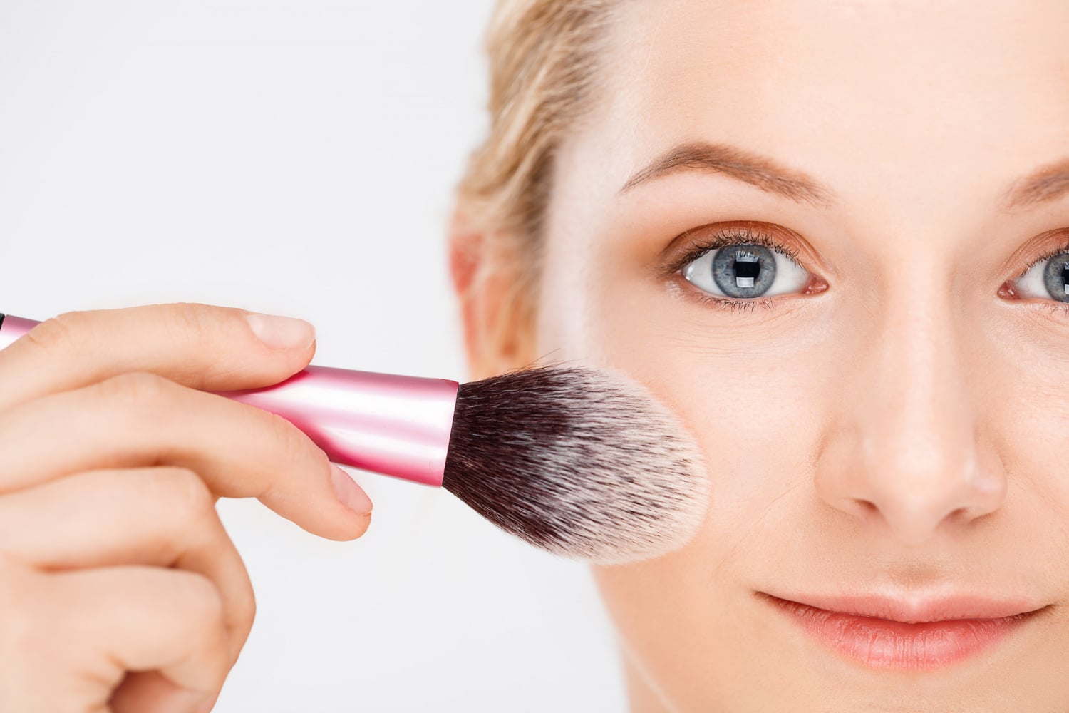 خدود مشعة وطبيعية مع تقنية Blush Draping الحديثة